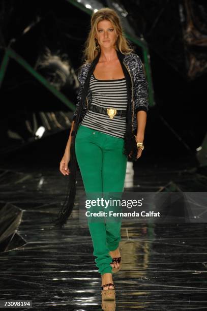 Model Gisele Bundchen walks down the runway at the Colcci Fall Winter 2007 show at Rio's Modern Art Museum during Rio Fashion Week on January 19,...