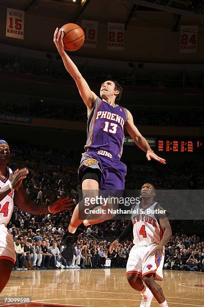 Steve Nash of the Phoenix Suns goes up for a layup against Eddie Curry and Nate Robinson of the New York Knicks in NBA action January 24, 2007 at...