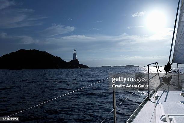 bow of sailing boat - schiffsbug stock-fotos und bilder