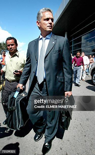 Tegucigalpa, HONDURAS: El tecnico colombiano Reinaldo Rueda sale del aeropuerto internacional Toncontin luego de dar declaraciones a la prensa en...