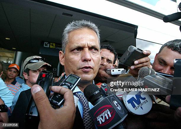 Tegucigalpa, HONDURAS: El tecnico colombiano Reinaldo Rueda ofrece declaraciones a la prensa tras su arribo al aeropuerto internacional Toncontin en...