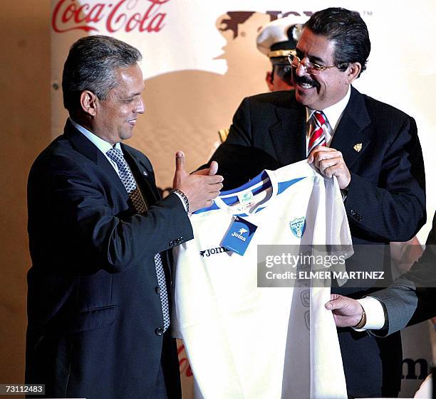 Tegucigalpa, HONDURAS: El tecnico colombiano Reinaldo Rueda recibe del presidente de Honduras Manuel Zelaya, la camiseta oficial de la seleccion de...