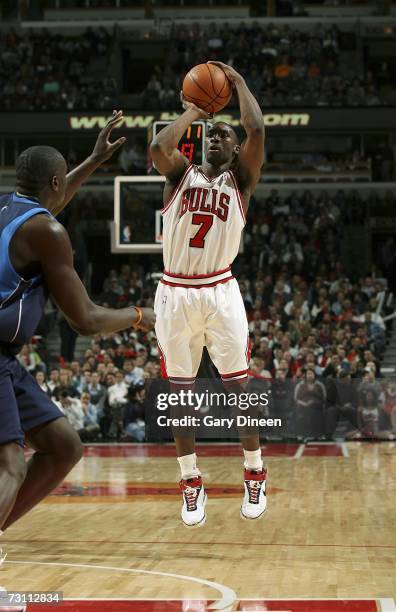 Ben Gordon of the Chicago Bulls shoots over DeSagana Diop of the Dallas Mavericks January 25, 2007 at the United Center in Chicago, Illinois. NOTE TO...