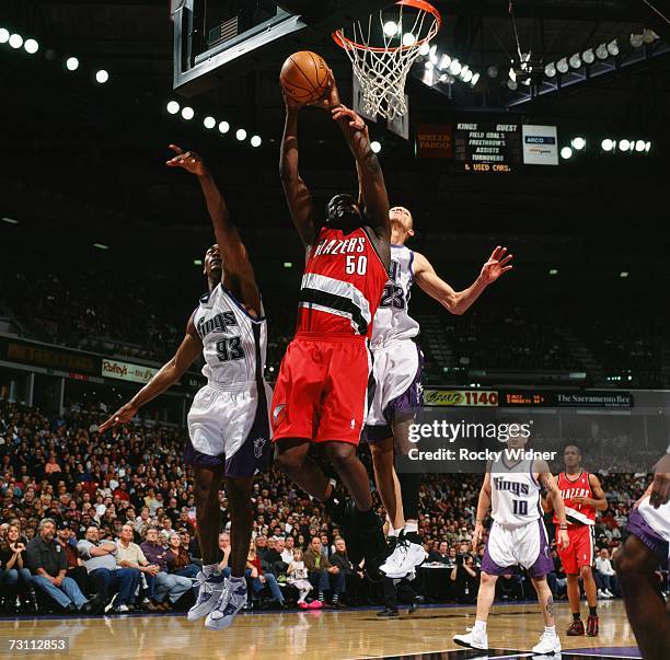 Zach Randolph of the Portland Trail Blazers takes the ball to the basket against Ron Artest and Kevin Martin of the Sacramento Kings during a game at...