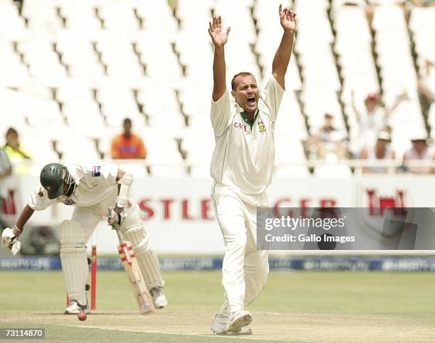 Jacques Kallis appeals for the wicket of Inzamam-ul-Haq during Day 1 of the Third test between South Africa and Pakistan at Sahara Park Newlands on...