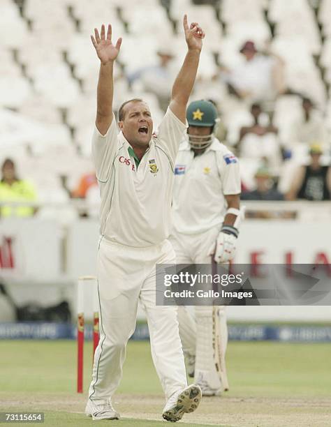 Jacques Kallis gets the wicket of Muhammad Sami during Day 1 of the Third test between, South Africa and Pakistan at Sahara Park Newlands, on January...