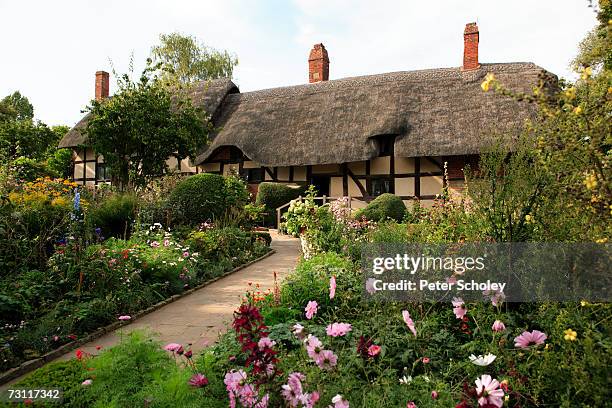 england, warwickshire, stratford-upon-avon, shottery, anne hathaway's cottage and garden - anne hathway stockfoto's en -beelden
