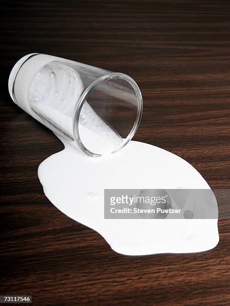 spilled glass of milk - spilt milk foto e immagini stock