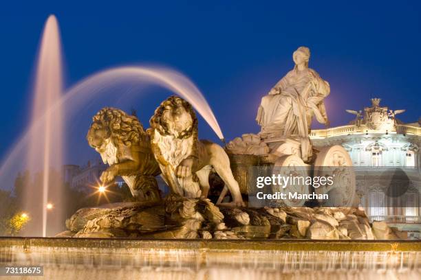 spain, madrid, cibeles fountain at dusk - plaza de cibeles fotografías e imágenes de stock