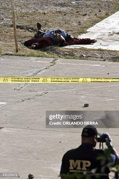 Un investigador del Ministerio Publico filma la zona done yace muerto uno de los tres reos asesinados durante un amotinamiento en la carcel de...