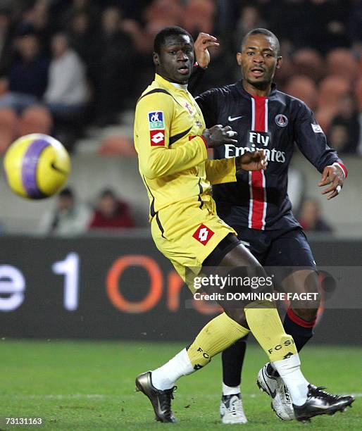 Paris Saint-Germain's Bonaventure Kalou vies with Sochaux's Guirane N'Daw during the French L1 football match PSG vs. Sochaux, 27 January 2007 at the...