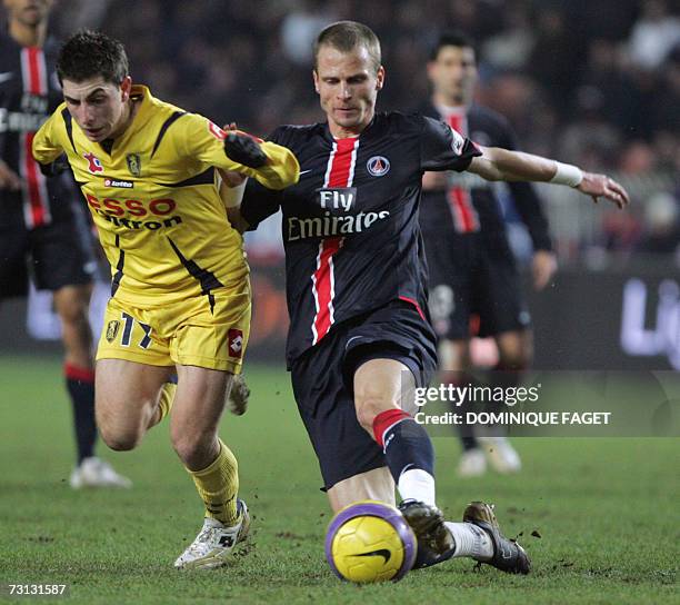 Paris Saint-Germain's David Rozehnal vies with Sochaux forward Julien Quercia during the French L1 football match PSG vs. Sochaux, 27 January 2007 at...