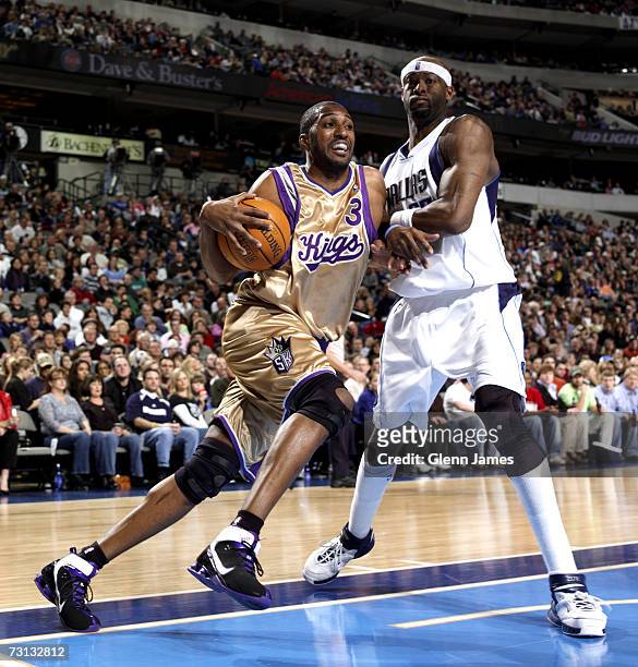 Shareef Abdur-Rahim of the Sacramento Kings drives to the hoop against Erick Dampier of the Dallas Mavericks on January 27, 2007 at the American...
