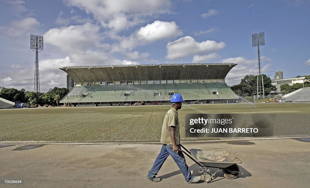 Obreros trabajan en la cancha del estadi