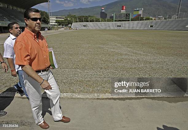 El argentino Noberto Alvarez, miembro de la Confederacion Sudamericana de Futbol , observa la cancha del estadio de futbol de la ciudad...