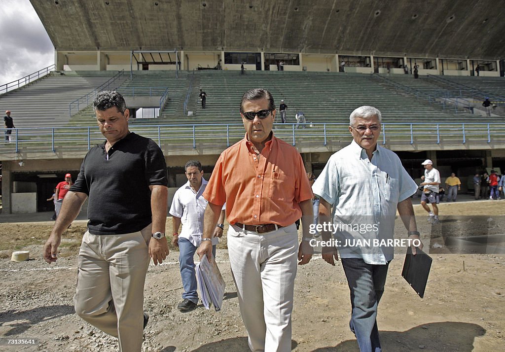 El argentino Noberto Alvarez (C), miembr