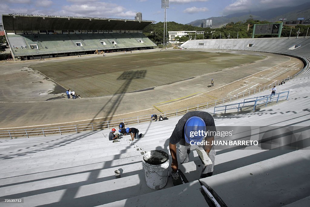 Obreros trabajan en la cancha del estadi