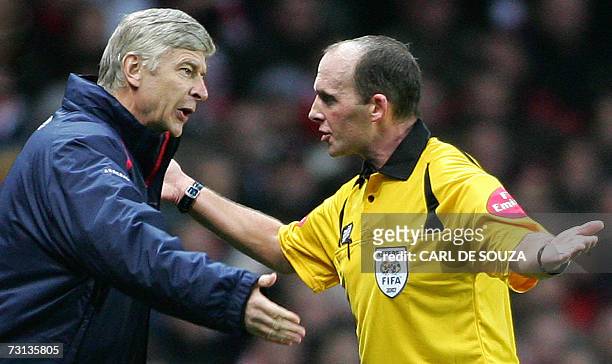 London, UNITED KINGDOM: Arsenal's Manager Arsene Wenger argues with Referee, M Dean during their Fourth Round F.A Cup match against Bolton at...