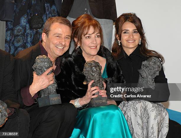 Actor Juan Diego, actress Carmen Maura and actress Penelope Cruz attend the Goya Cinema Awards ceremony on January 28, 2007 at the Palacio de...