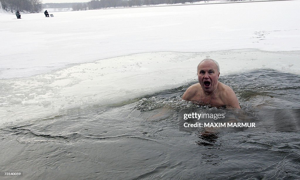 Vladimir Grebyonkin swims in icy water i...