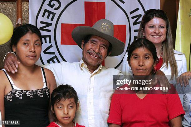 Margarito Lopez sonrie al reencontrarse con su hermana Vicenta , tras permanecer separados 27 anos a raiz del conflicto interno armado en Guatemala ,...