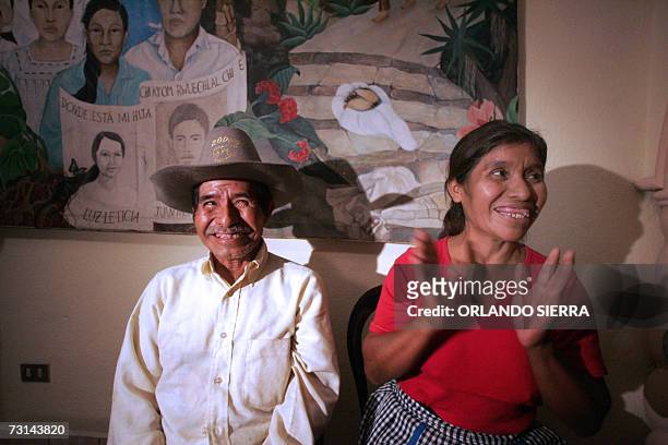 Los hermanos Margarito y Vicenta Lopez, que permanecieron separados 27 anos a raiz del conflicto interno armado en Guatemala , sonrien al...