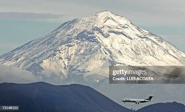 Picture taken 29 January 2007 from the Latin American Tower in Mexico City of the snow-capped Popocatepetl volcano, 120 km east from the capital. AFP...