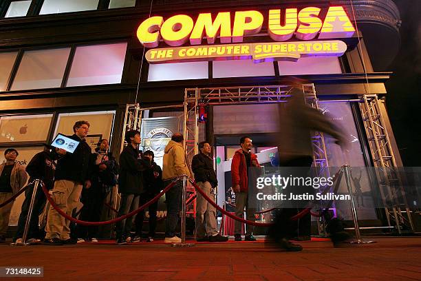 Comp USA customers wait in line to purchase the new Microsoft Vista software January 29, 2007 in San Francisco, Calfornia. More than five years in...