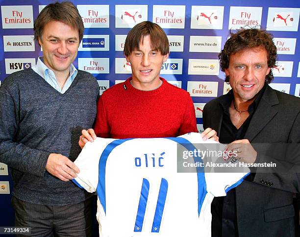 Hamburg's new player Ivica Olic poses with his head coach Thomas Doll and Dietmar Beiersdorfer, Sporting director of Hamburg during the press...