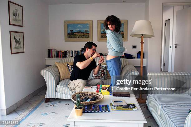 Marty Redfern injects his wife Suz with progesterone to promote her body's readiness for pregnancy in their rented Condo on June 3, 2006 in Cape Town...