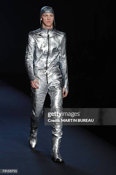 Model displays a creation by Thierry Mugler, 30 January 2007 in Paris, as part of the men's Autumn-Winter 2007-2008 ready to wear collection...