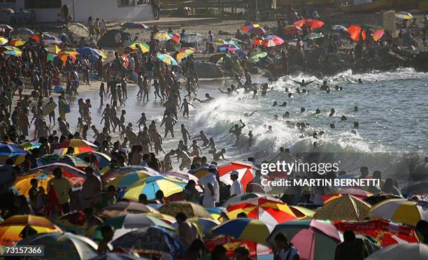 Miles de banistas disfrutan del mar en el balneario de El Quisco, 130 km al este de Santiago, el 30 de enero de 2007. La actividad turistica en Chile...