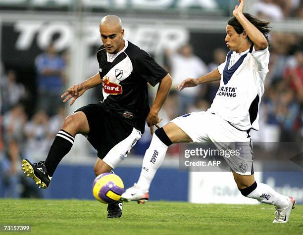 Buenos Aires, ARGENTINA: Raul Ferro de Danubio de Uruguay disputa la pelota con Mauro Zarate de Velez Sarsfield de Argentina, durante el partido que...