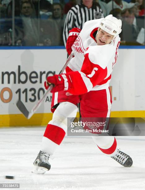 Nicklas Lidstrom of the Detroit Red Wings shoots the puck against the New York Islanders on January 30, 2007 at Nassau Coliseum in Uniondale, New...