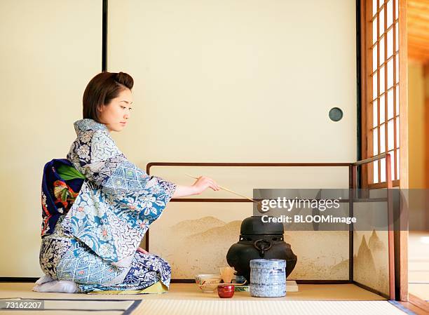 japanese woman sitting in tea room - tea room fotografías e imágenes de stock