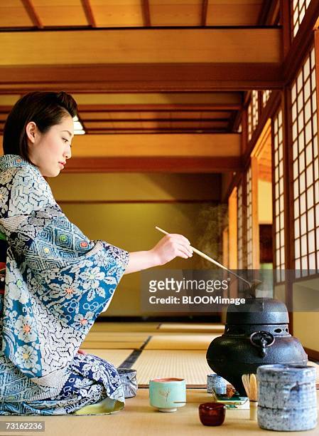 japanese woman sitting in tea room - bamboo dipper photos et images de collection