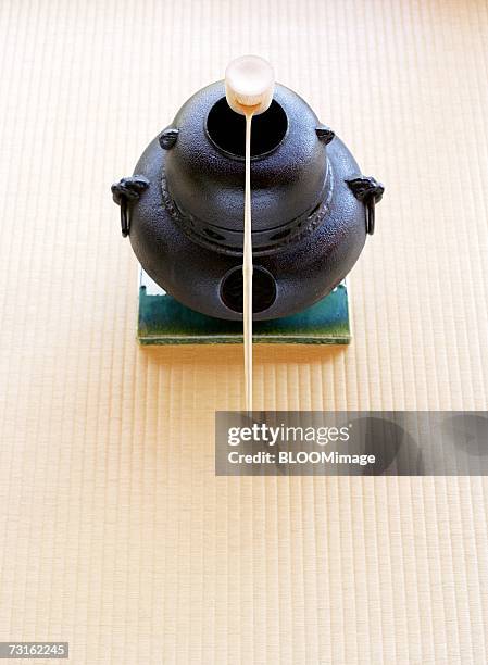 japanese teakettle - bamboo dipper photos et images de collection