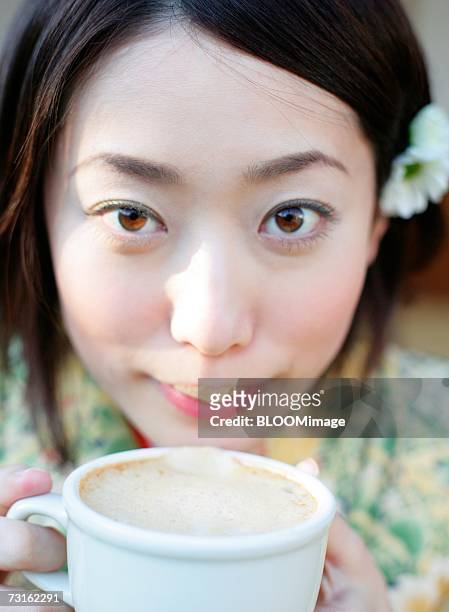 japanese woman sitting and drinking - frau gesicht schaum stock-fotos und bilder