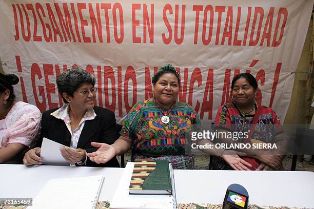 La lider indigena y Premio Nobel de la Paz 1992, Rigoberta Menchu Tum , responde preguntas de la prensa en Ciudad de Guatemala, el 31 de enero de...