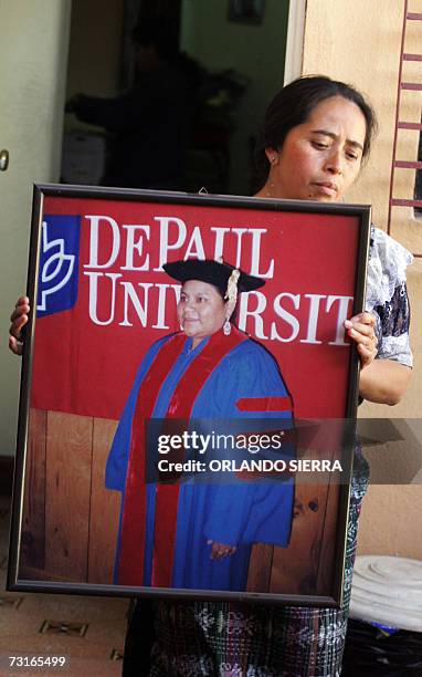 Una mujer indigena porta una fotografia de la lider indigena y Premio Nobel de la Paz 1992, Rigoberta Menchu Tum, en Ciudad de Guatemala, el 31 de...