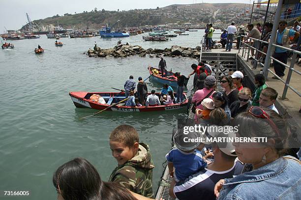 Cientos de turistas esperan para poder abordar varias embarcaciones que realizan paseos por el puerto de San Antonio, considerado el puerto de mayor...