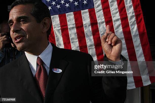 Wrapping up his 24 hrs non-stop bus campaign, Los Angeles City mayoral candidate Antonio Villaraigosa points to a U.S. Flag after casting his votes...