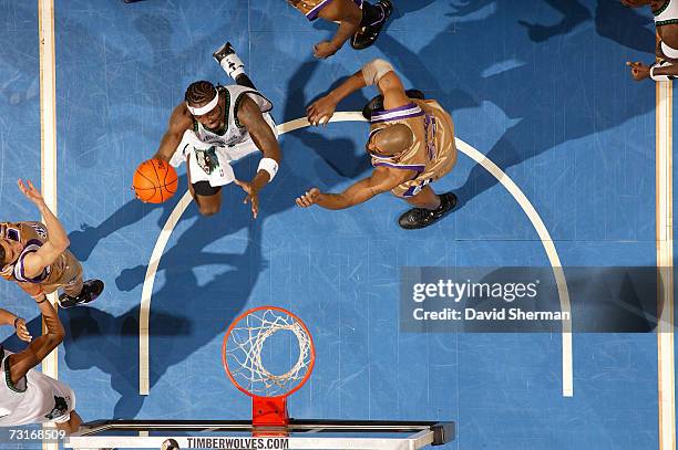 Ricky Davis of the Minnesota Timberwolves drives to the basket against Corliss Williamson and Kevin Martin of the Sacramento Kings on January 31,...