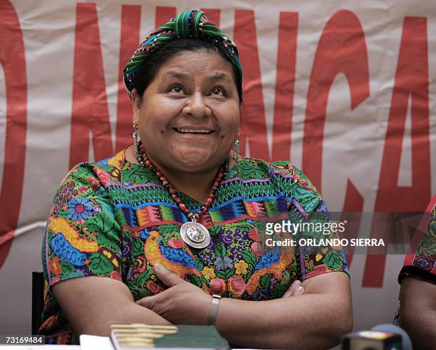 La lider indigena y Premio Nobel de la Paz 1992, Rigoberta Menchu Tum responde preguntas de la prensa en Ciudad de Guatemala, el 31 de enero de 2007....