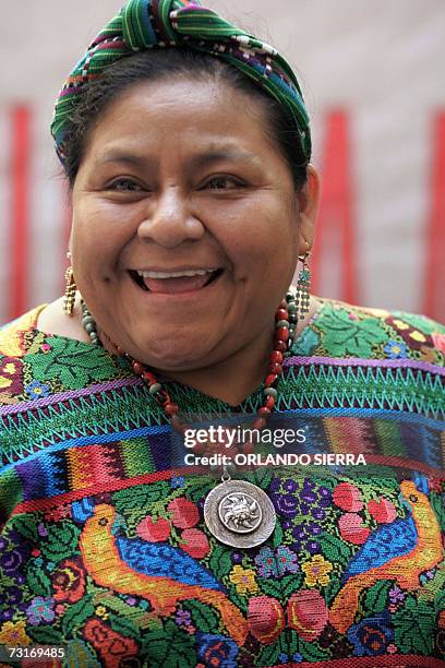 La lider indigena y Premio Nobel de la Paz 1992, Rigoberta Menchu Tum, responde preguntas de la prensa en Ciudad de Guatemala, el 31 de enero de...