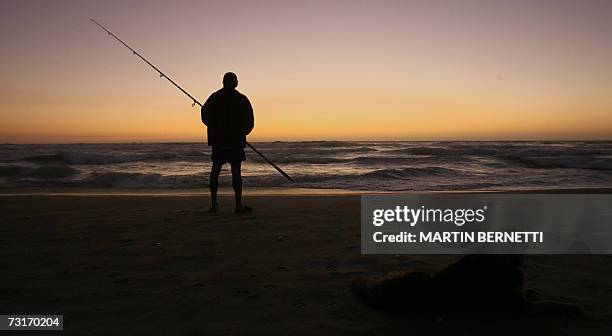 Un turista pesca frente a las playas de El Tabo, 130 km al oeste de la ciudad de Santiago el 31 de enero de 2007. La actividad turistica en Chile se...