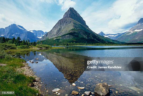 usa, montana, glacier national park, grinnell peak reflection in swiftcurrent lake - grinnell lake bildbanksfoton och bilder