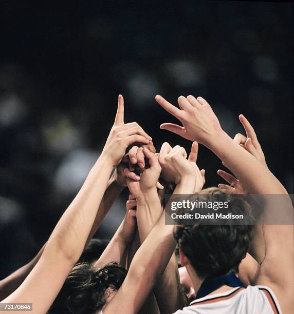 female basketball team celebrating - women's basketball stockfoto's en -beelden