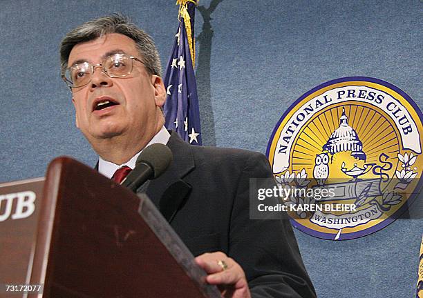 Washington, UNITED STATES: Jose Carreno, Mexican journalist and El Universal's Washington, DC, correspondent speaks to an audience 01 February 2007...