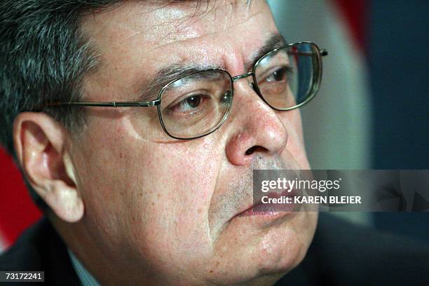 Washington, UNITED STATES: Jose Carreno, Mexican journalist and El Universal's Washington, DC correspondent speaks to an audience 01 February, 2007...